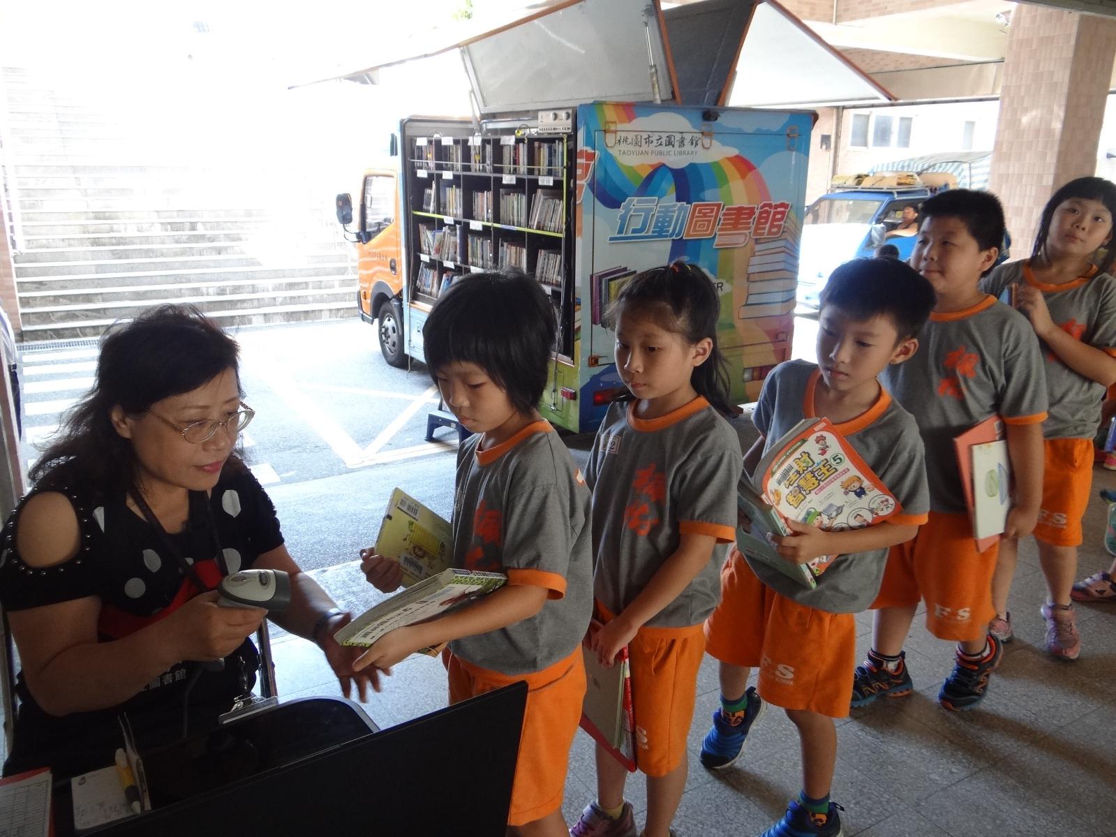 龜山行動圖書車，開新視窗